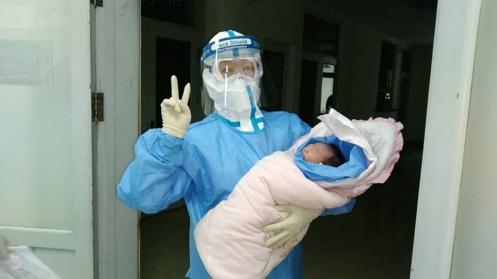 ولادة طفلة من أم مصابة بفيروس كورونا