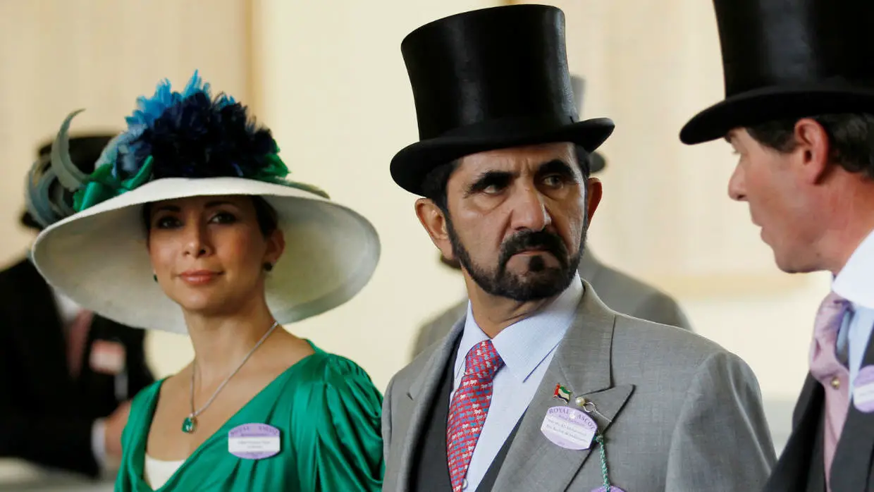 محمد بن راشد برفقة زوجته السابقة الأميرة هيا بنت الحسين خلال سباق للخيل في جنوب إنكلترا. 17 حزيران 2010. 