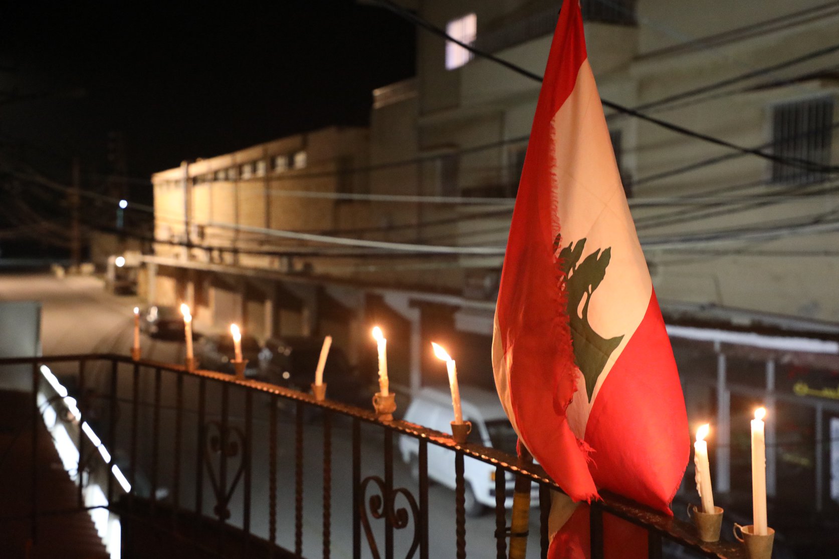 تحية لأرواح ضحايا فيروس كورونا من المسرح الوطني اللبناني في مدينة صور