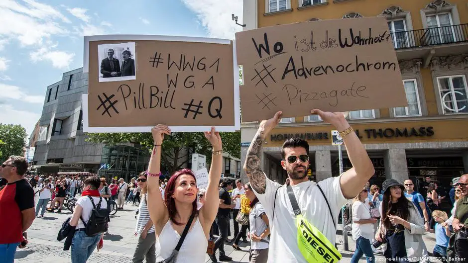 مظاهرات في ألمانيا ضد إجراءات العزل يرفع فيها بعض المتظاهرين يافطات تردد نظريات مؤامرة حول بيل غيتس