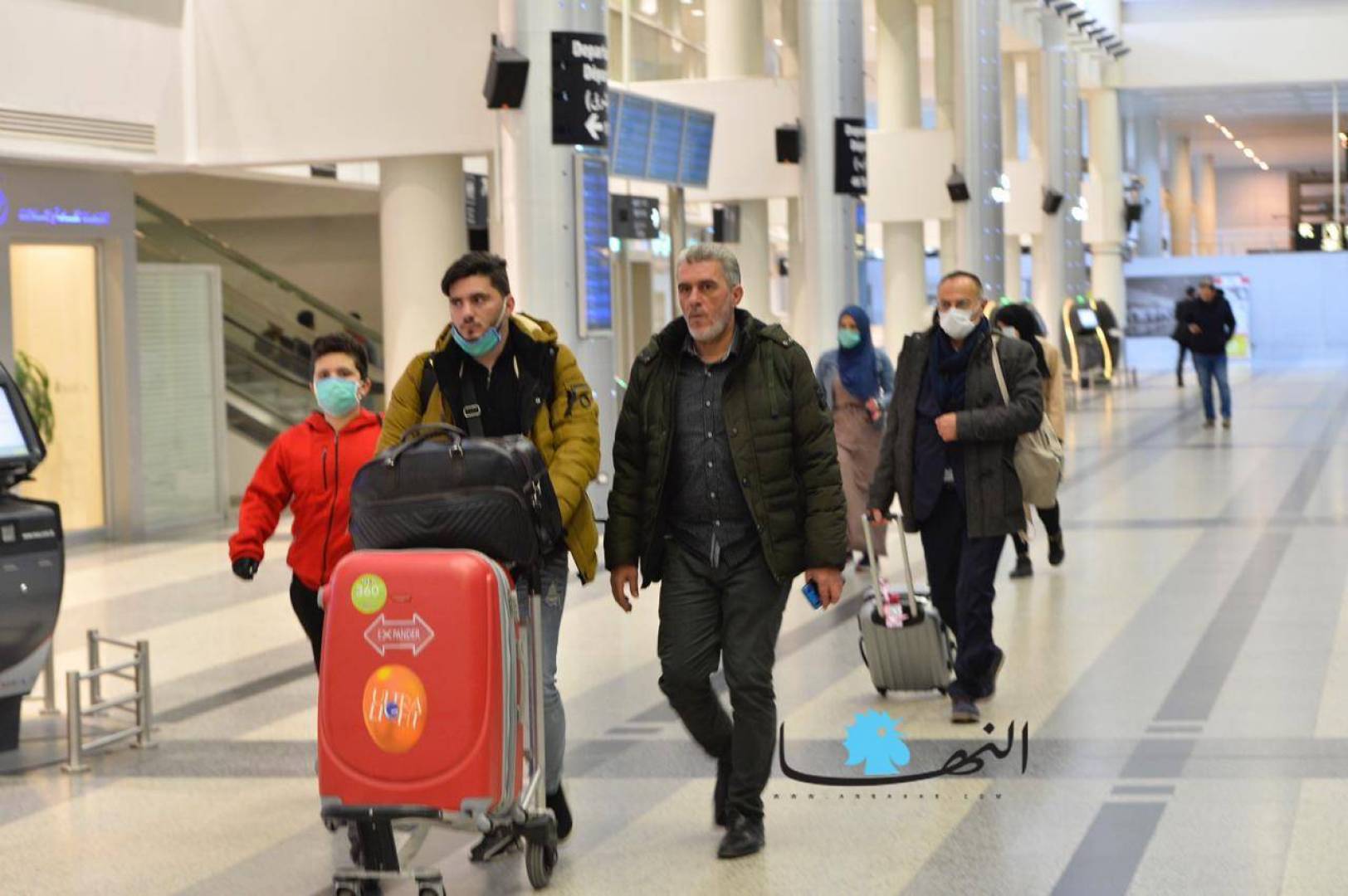 مسافرون في مطار بيروت قبيل اقفاله عند إعلان التعبئة (نبيل اسماعيل)