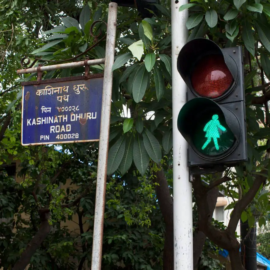 رسوم لشخصيات نسائية على إشارات المرور لدعم المرأة في مومباي