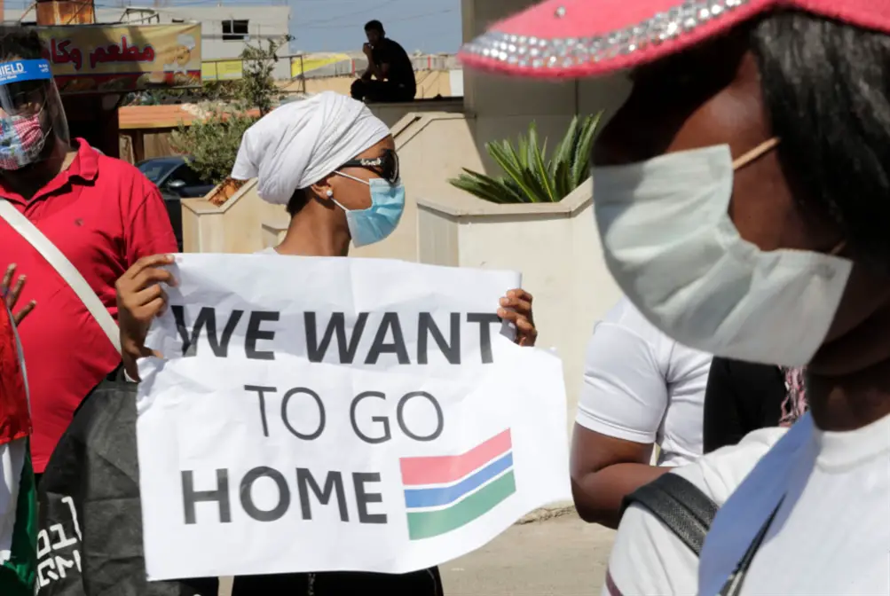 عاملون وعاملات من غامبيا في احتجاج أمام سفارة بلادهم مطالبين بمساعدتهم على ترك لبنان (أ ف ب )