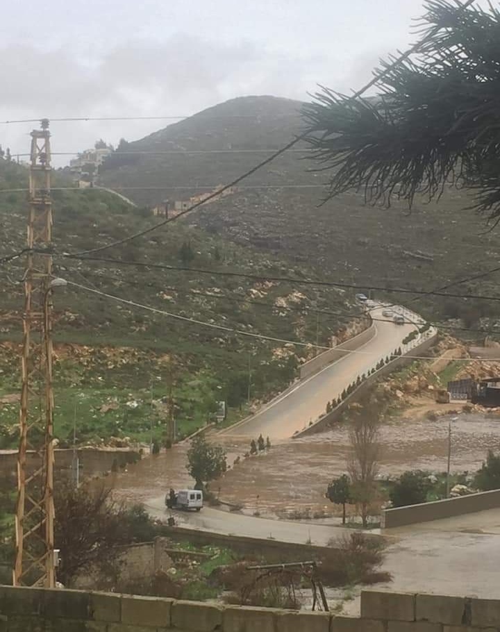تحذير المواطنين عدم المرور في وادي النميرية قضاء الزهراني بسبب طوفان المياه
