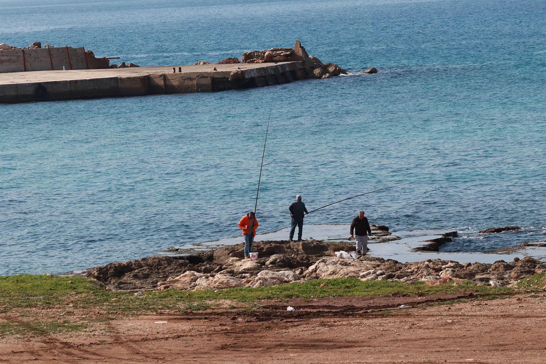 صيادون عند شاطئ الناقورة (تصوير أحمد منتش)