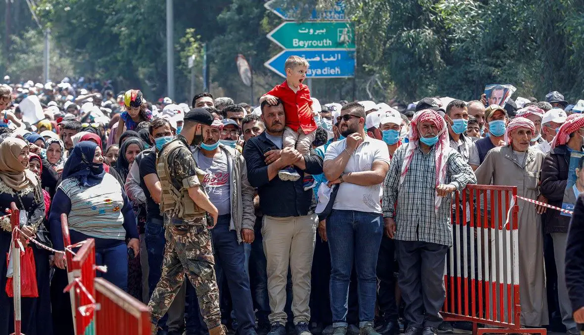 نازحون سوريون أمام السفارة السورية في لبنان