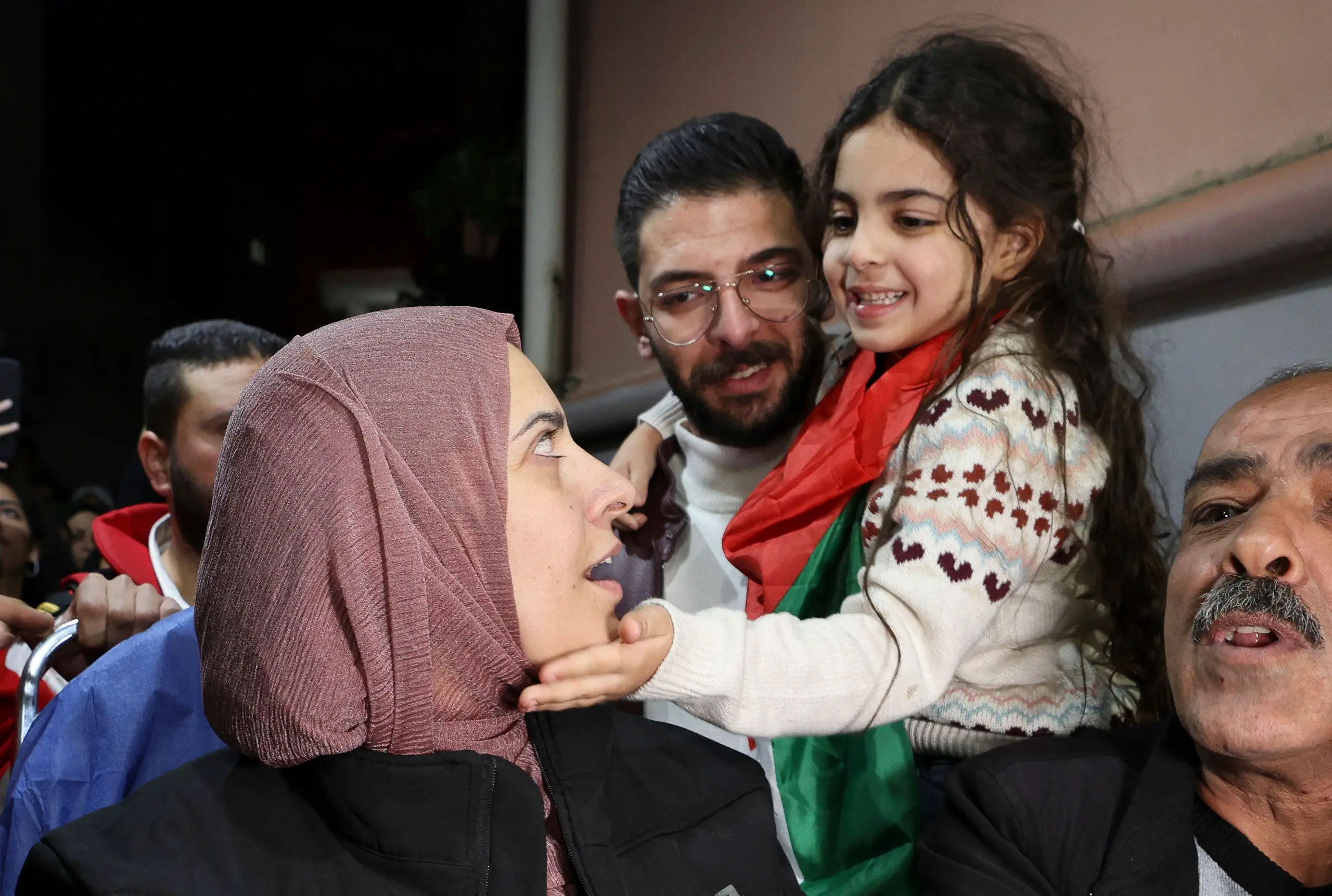 الأسيرة المحررة روضة أبو عجمية، في مخيم الدهيشة للاجئين في بيت لحم، في الضفة الغربية المحتلة، بعد تحريرها على يد المقاومة في قطاع غزة، في صفقة تبادل الأسرى