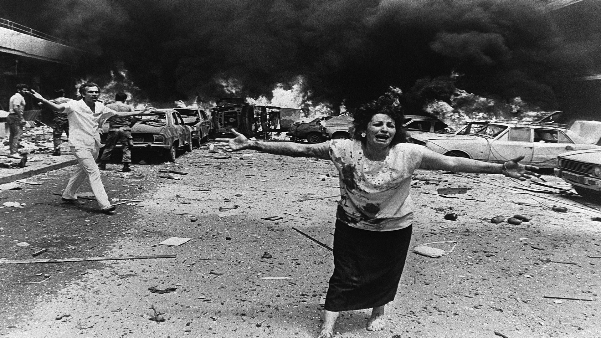 امرأة تنتحب بعد تفجير سيارة مفخخة في بيروت الغربية 8 آب 1986