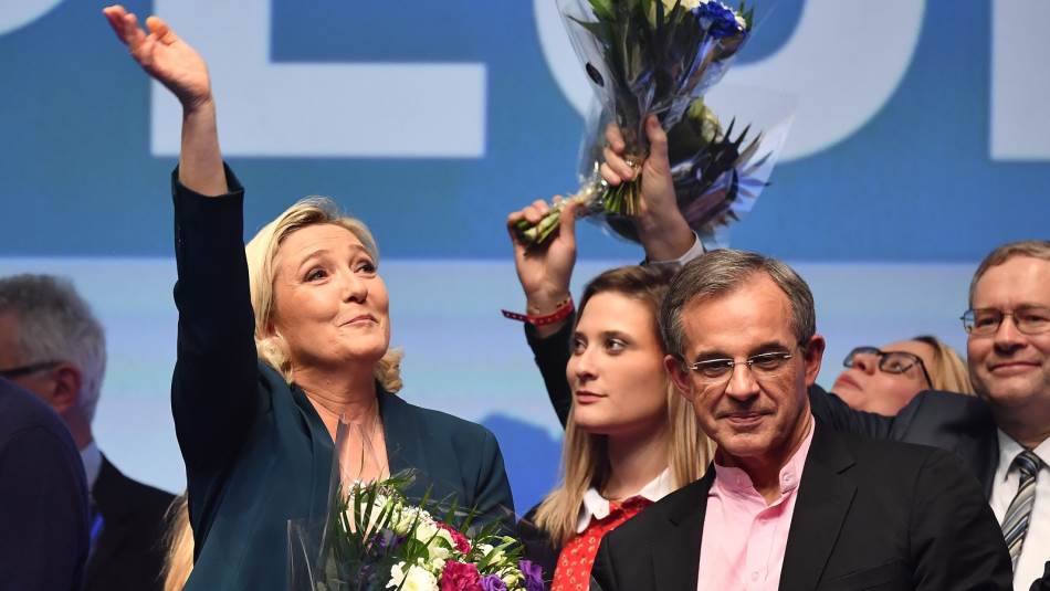 النائب الفرنسي تيري مارياني ورئيسة حزبه اليميني المتطرف مارين لوبان (Getty)