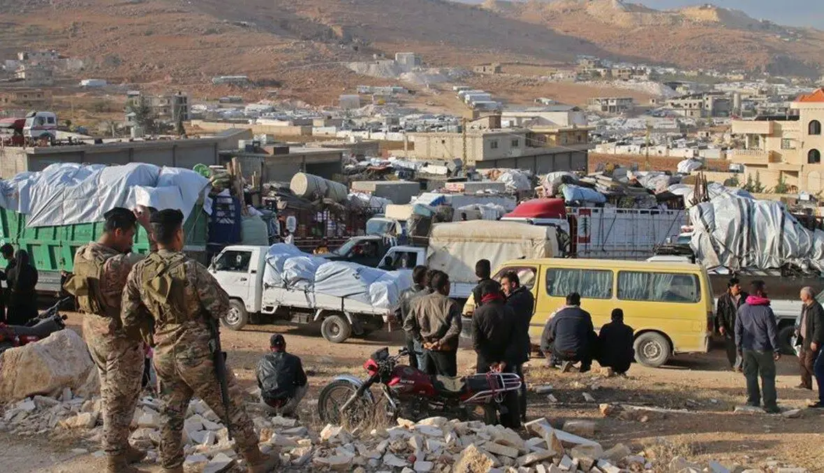 الجيش أمام مخيّم للنازحين السوريّين