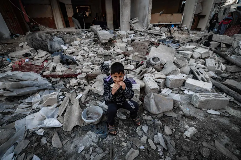 نحو نصف مليون شخص في قطاع غزة لم يعد لديهم منزل يأوون إليه (الفرنسية)