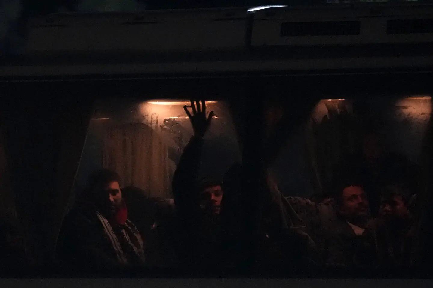 مهاجرون من سوريا جلسوا في حافلة انطلقت من أيا نابا إلى مركز بورنارا في كوكينوتريميثيا خارج العاصمة نيقوسيا (24 ك2 2024، أ ب). 