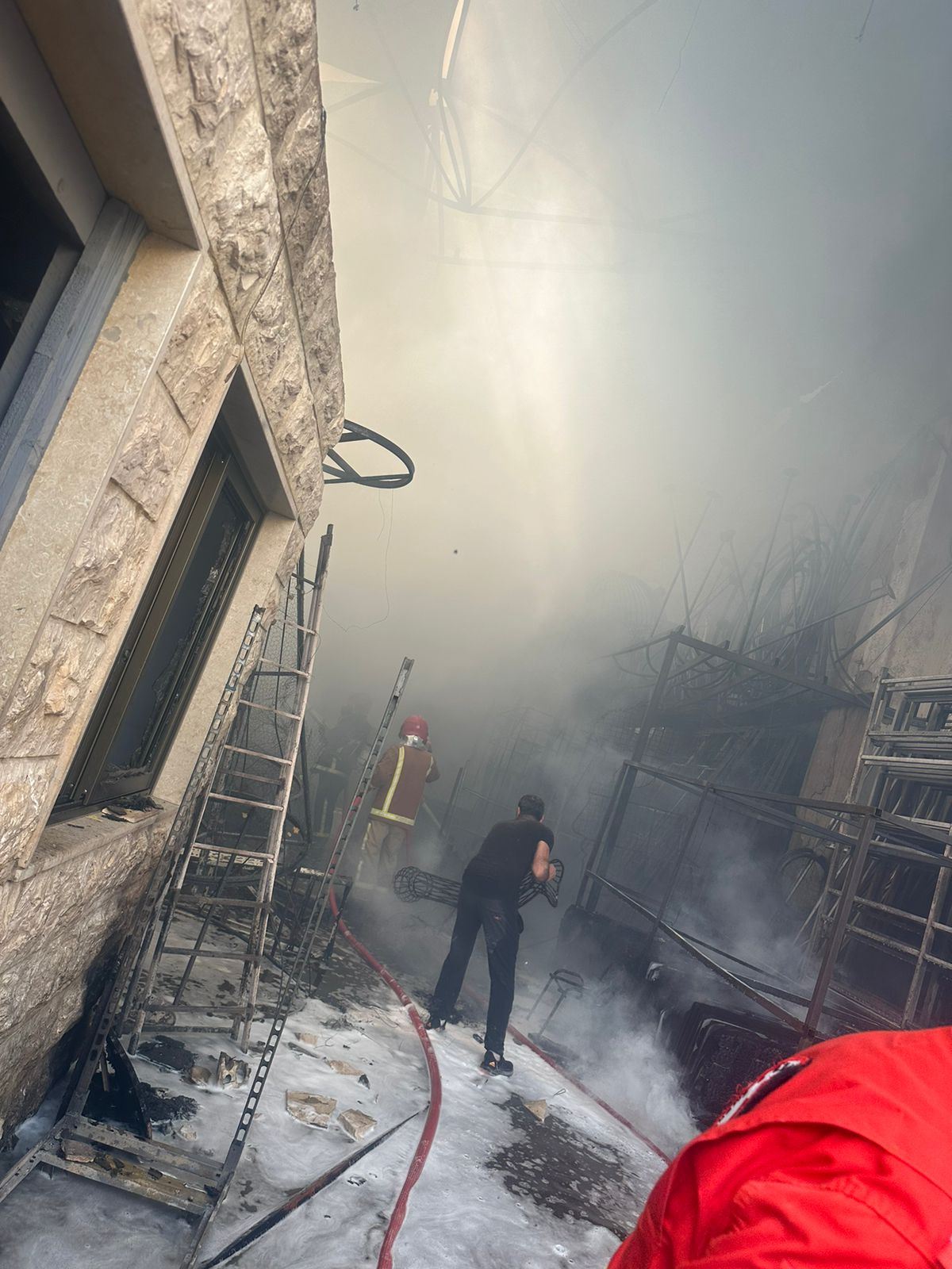 حريق هائل في مستودعات للورد في المرج - البقاع الغربيّ