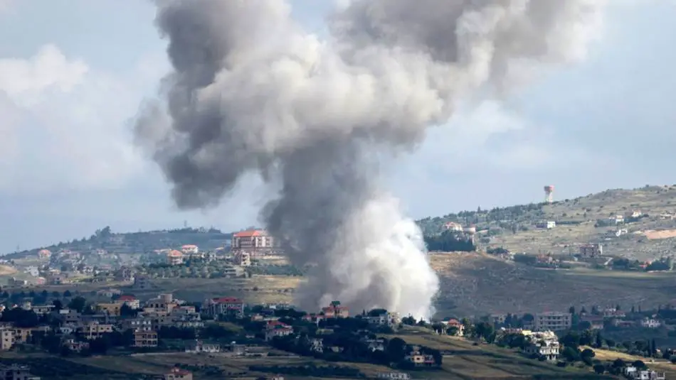 لحظة قصف ميس الجبل في جنوب لبنان (Getty)