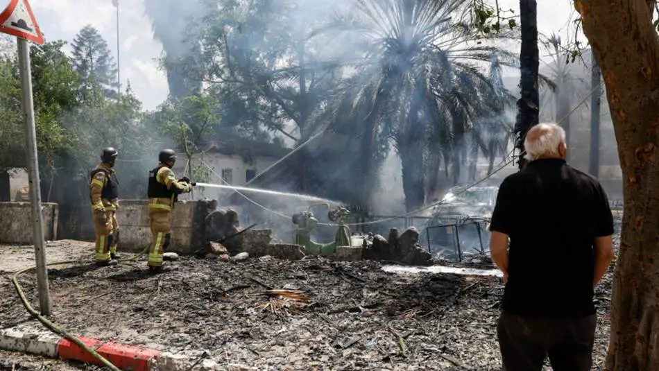 آثار قصف حزب الله على كريات شمونة رداً على استشهاد أربعة مدنيين من عائلة واحدة (غيتي)