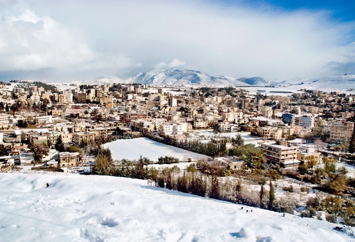 طابعُ النبطية ووراءَها ثلْجُ إِقليم التفاح