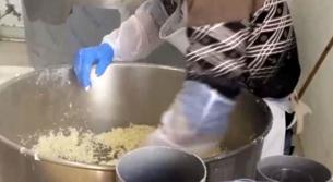 بالفيديو : معمل في البقاع يصنع الجبن في قساطل الصرف الصحي!