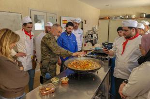 الكتيبة الإسبانية تواصل برنامج سانشو بانزا للتبادل الثقافي ، من خلال الطعام ، بين إسبانيا ولبنان