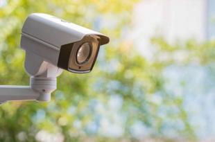 يراقبونكم في قلب منازلكم.. كاميرات المراقبة خطر أم حماية؟