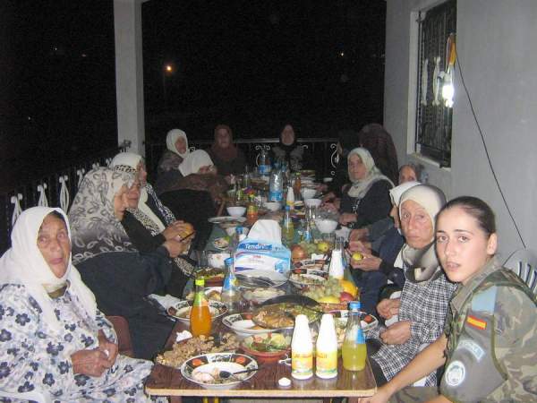 جندية أسبانية تشارك المسنات في حفل الإفطار