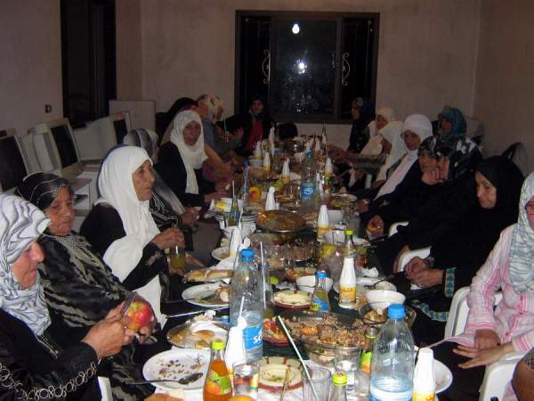 جانب آخر من حفل الإفطار الذي دعا إليه نائب رئيس البلدية المهندس محمد عبدالله