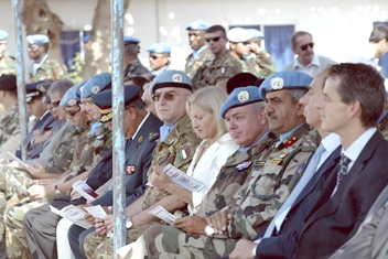 مقدم الحضور والضباط الدوليون خلال الاحتفال في الناقورة امس.