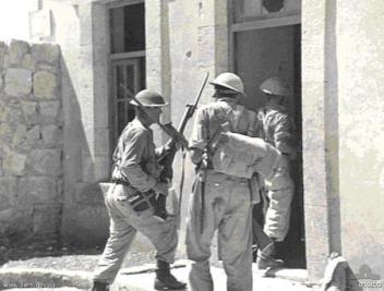 مجموعة من الجنود الاستراليين اثناء اقتحام احدى غرف ثكنة الخيام