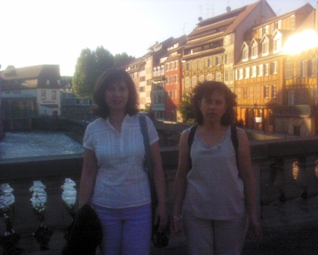 صوفيا (إلى يمين الصورة) مع إحدى زميلاتها تتمتعان بالشمس النادرة الظهور في السويد