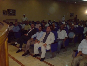المدير الاداري للمشروع القطري ورئيس بلدية الخيام يتقدمان الحضور