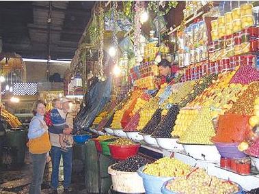 زيتون متبل معروض للبيع في الأسواق المغربية