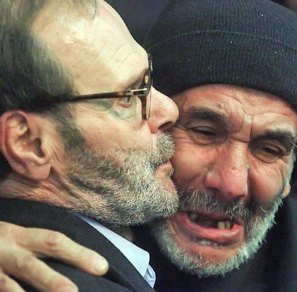 فايز مغنيّة (إلى اليسار) يتقبّل التعازي باستشهاد ابنه عماد أمس