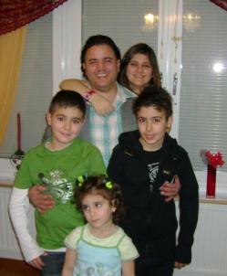 حسين كامل ضاوي وأبنائه فاتن، علي، حسن وريما