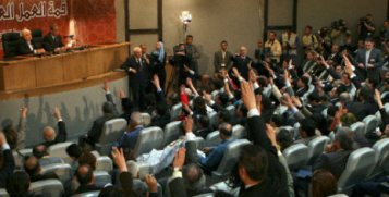 إعلاميون يطلبون الكلام خلال المؤتمر الصحافي لموسى الضاحك والمعلّم في دمشق أمس