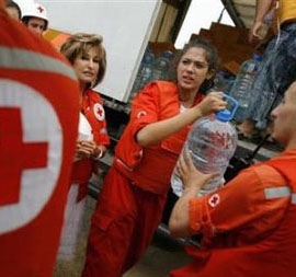 نادين خلال مساعدتها للصليب الأحمر في مخيّم نهر البارد