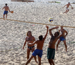 مواطنون يمارسون هواياتهم الرياضية على شاطئ البحر