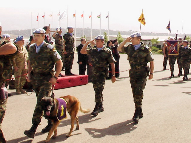 من العرض العسكري للكتيبة الإسبانية بمشاركة كلب مدرب على اكتشاف الألغام  – صورة إدوار العشي – مرجعيون