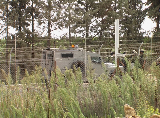 جنود إسرائيليون يتحادثون امام آليتهم العسكرية خلف الحدود – صورة ادوار العشي – مرجعيون