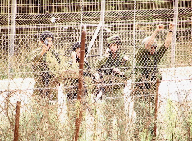 إسرائيليون يتفقدون السياج المعدني وجندي يلتقط الصور بهاتفه الخلوي – صورة ادوار العشي – مرجعيون