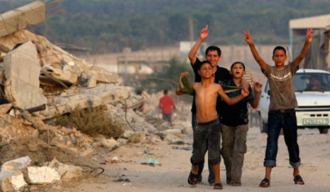 أطفال فلسطينيون يرفعون اشارات النصر في مخيم جباليا بعد صدور تقرير غولدستون أمس