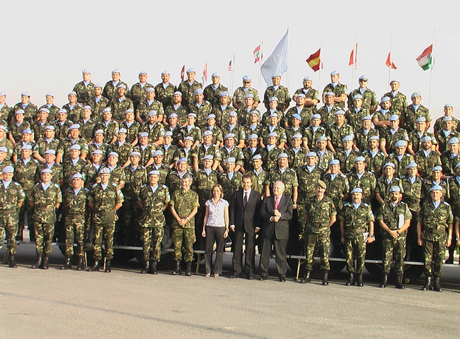 صورة تذكارية لرئيس وزراء إسبانيا خوسيه ثباتيرو مع أفراد كتيبة بلاده - صورة ادوار العشي – مرجعيون