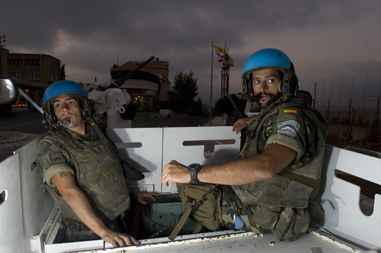 قوات حفظ سلام إسبان يقومون بدورية بالقرب من بوابة فاطمة على طول الخط الأزرق
