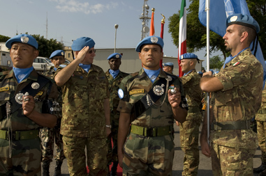 قائد اليونيفيل كلاوديو غراتزيانو يستعرض حرس الشرف خلال إحتفالات في الناقورة23Nov09