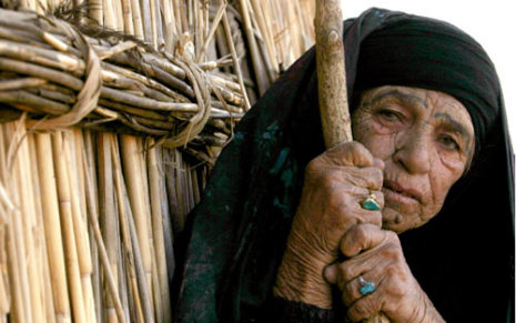 عراقيّة مهجّرة في إحدى قرى جنوب النجف