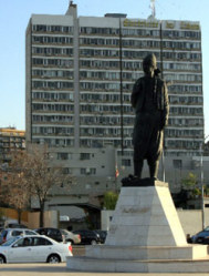 تمثال المغترب اللبناني في منطقة مرفا بيروت