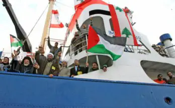 المطران كبوجي وعدد من المتطوعين الذين كان يفترض أن يكونوا على السفينة قبل انطلاقها