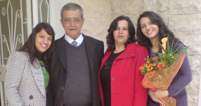 أبو سلام الأب مع زوجته أم سلام وابنتيه ريفا والمهندسة كارلا