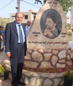 السيّد حسن ضاهر ،رئيس بلدية دبين أمام اللوحة التذكارية