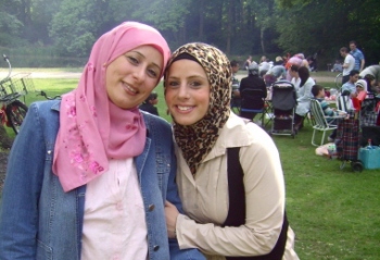 السيدة وفاء عقيل مع ابنتها