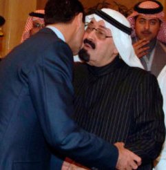 قبلات بين الرئيس الأسد والملك عبد اللّه في قمّة الكويت الاقتصاديّة