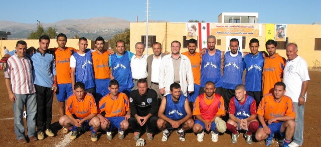 صورة تذكارية تجمع فريق نجوم أندية لبنان مع فريق اصدقاء المرحومين نبيل هاشم ونصرالله نصرالله